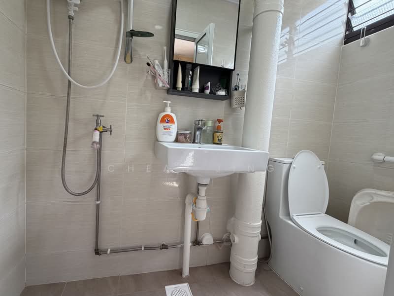 921 Jurong West Street 92, 921 Jurong West Street 92, 3 Bedrooms, 1,313 sqft, HDB Flat For Sale, by Cheah Jing, 500143836 - Bathroom - PropertyGuru.com.sg