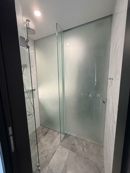 Midtown Bay, 120 Beach Road, 2 Bedrooms, 743 sqft, Condominium For Rent, by Jeremy Tan, 500143849 - Bathroom - PropertyGuru.com.sg