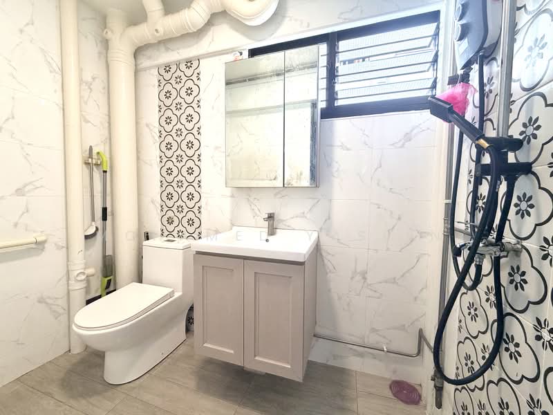423 Tampines Street 41, 423 Tampines Street 41, 3 Bedrooms, 1,313 sqft, HDB Flat For Sale, by Mohamed Yaseen, 500143861 - Bathroom - PropertyGuru.com.sg