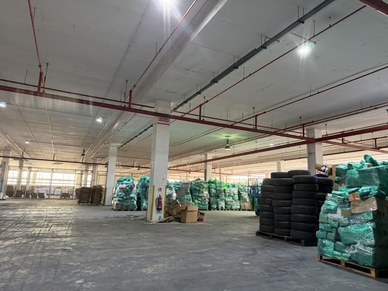 Rampup warehouse - loading bays with dock levellers, , 16,500 sqft, Warehouse For Rent, by Betsy Loh, 500143876 - Interior - CommercialGuru.com.sg