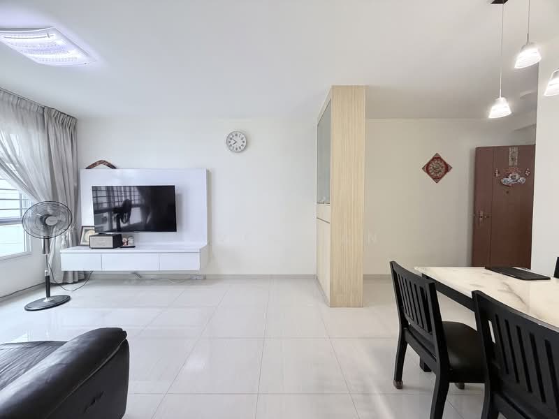 317C Yishun Greenwalk, 317C Yishun Avenue 9, 3 Bedrooms, 990 sqft, HDB Flat For Sale, by Baven Tan, 500143890 - Living Room - PropertyGuru.com.sg