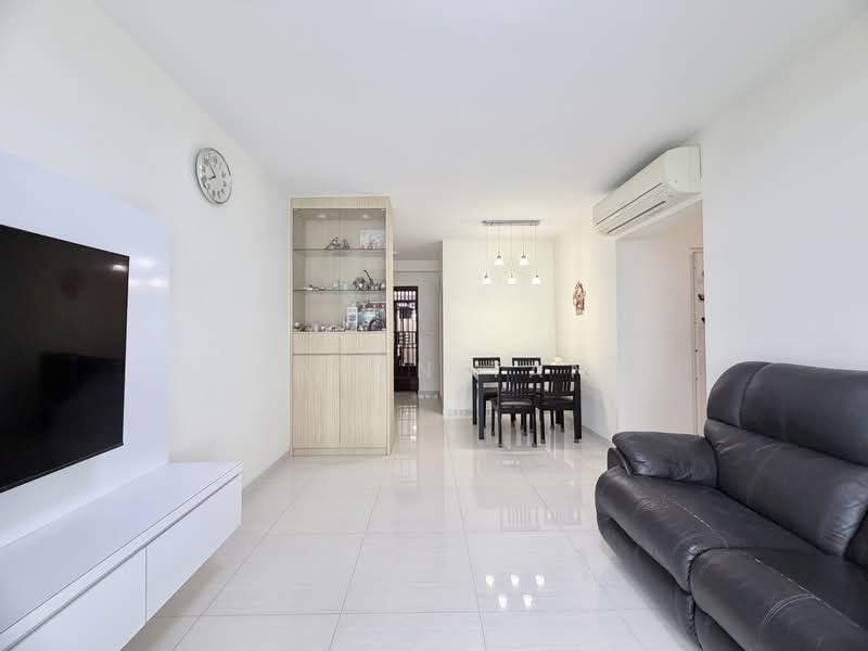 317C Yishun Greenwalk, 317C Yishun Avenue 9, 3 Bedrooms, 990 sqft, HDB Flat For Sale, by Baven Tan, 500143890 - Living Room - PropertyGuru.com.sg