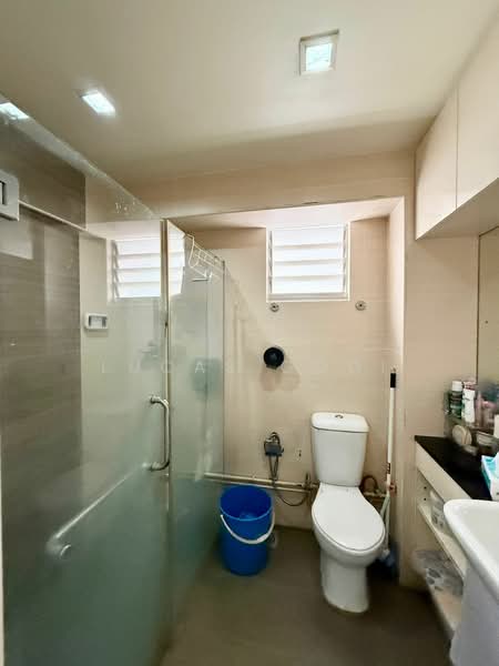 551 Pasir Ris Street 51, 551 Pasir Ris Street 51, 3 Bedrooms, 1,323 sqft, HDB Flat For Sale, by Lucas Gooi, 500143932 - Bathroom - PropertyGuru.com.sg