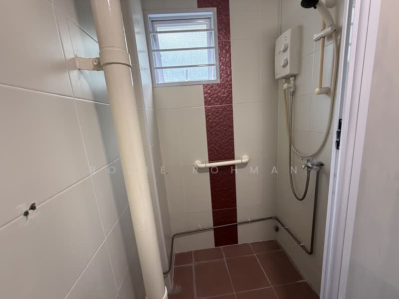 14 Kampong Arang Road, 14 Kampong Arang Road, 3 Bedrooms, 1,108 sqft, HDB Flat For Rent, by Rozie Rohman, 500143961 - Master Bathroom - PropertyGuru.com.sg