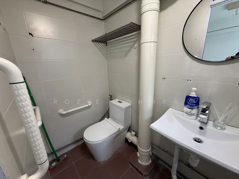 14 Kampong Arang Road, 14 Kampong Arang Road, 3 Bedrooms, 1,108 sqft, HDB Flat For Rent, by Rozie Rohman, 500143961 - Master Bathroom - PropertyGuru.com.sg