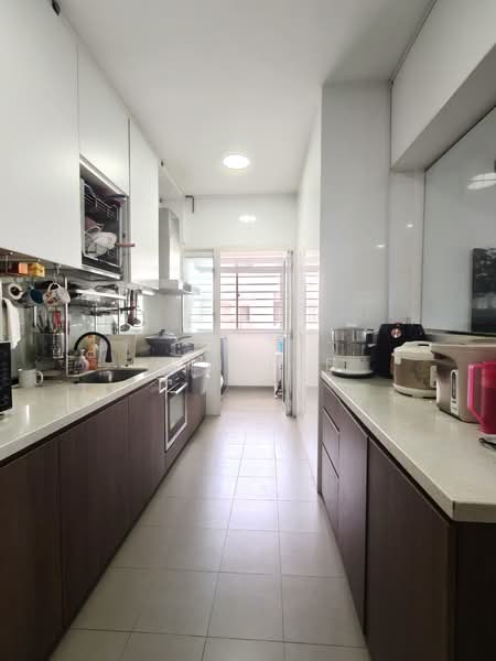 668B Edgefield Plains, 668B Edgefield Plains, 3 Bedrooms, 1,216 sqft, HDB Flat For Sale, by Win Lee, 500144023 - Spacious Kitchen - PropertyGuru.com.sg