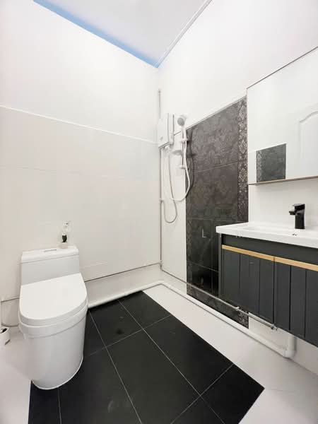 Rajah Towers, 32 Jalan Rajah, Room Rental, 150 sqft, Apartment For Rent, by Pheron Lim, 500144070 - Bathroom - PropertyGuru.com.sg