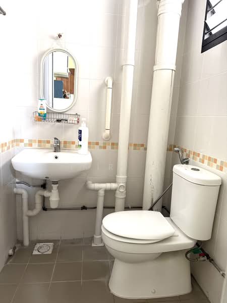 264 Jurong East Street 24, 264 Jurong East Street 24, 2 Bedrooms, 732 sqft, HDB Flat For Sale, by Thiru P, 500144077 - Bathroom - PropertyGuru.com.sg
