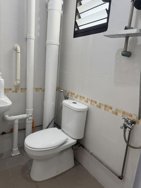 264 Jurong East Street 24, 264 Jurong East Street 24, 2 Bedrooms, 732 sqft, HDB Flat For Sale, by Thiru P, 500144077 - Bathroom - PropertyGuru.com.sg