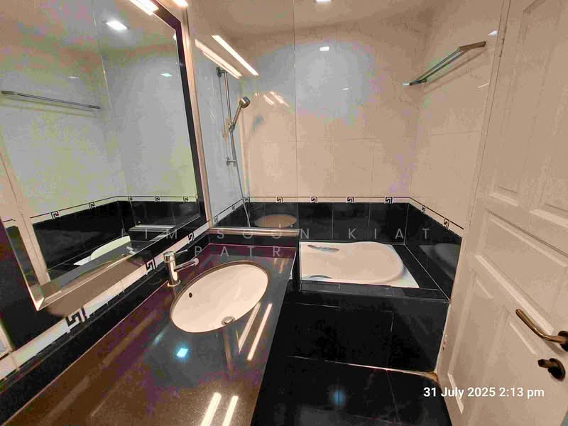 Mandarin Gardens, 7 Siglap Road, 2 Bedrooms, 1,001 sqft, Condominium For Sale, by Lim Soon Kiat Patrick, 500144085 - Bathroom - PropertyGuru.com.sg