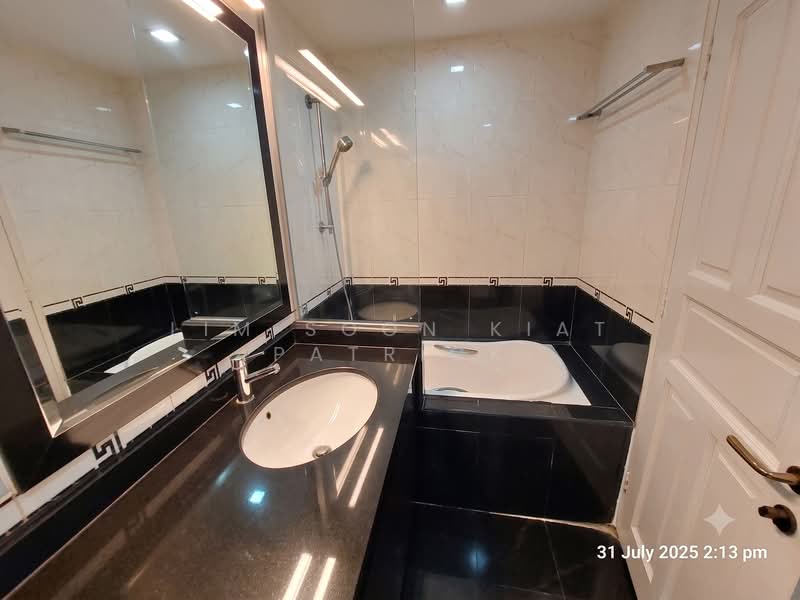 Mandarin Gardens, 7 Siglap Road, 2 Bedrooms, 1,001 sqft, Condominium For Sale, by Lim Soon Kiat Patrick, 500144085 - Bathroom - PropertyGuru.com.sg