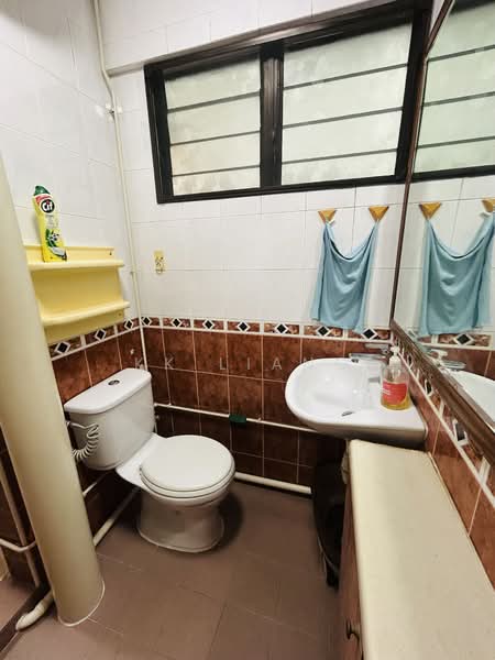 265 Bukit Batok East Avenue 4, 265 Bukit Batok East Avenue 4, 1 Bedroom, 882 sqft, HDB Flat For Rent, by KK Liang, 500144090 - Bathroom - PropertyGuru.com.sg