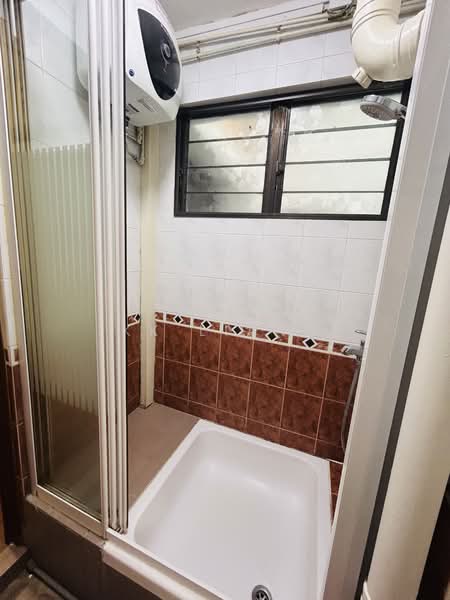 265 Bukit Batok East Avenue 4, 265 Bukit Batok East Avenue 4, 1 Bedroom, 882 sqft, HDB Flat For Rent, by KK Liang, 500144090 - Bathroom - PropertyGuru.com.sg