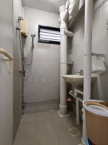 Blk 4 Tanjong Pagar for 4 pax only Agent fee apply, Tanjong pagar, 2 Bedrooms, 645 sqft, HDB Flat For Rent, by Lena Lee, 500144121 - Bathroom - PropertyGuru.com.sg