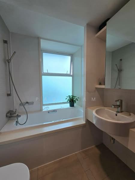Parc Emily, 5 Mount Emily Road, 2 Bedrooms, 786 sqft, Condominium For Rent, by Paul Fam, 500144126 - Bathroom - PropertyGuru.com.sg