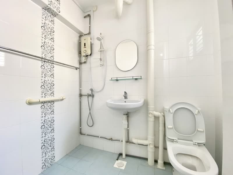 646 Yishun Street 61, 646 Yishun Street 61, 3 Bedrooms, 1,119 sqft, HDB Flat For Sale, by Teressa Ong, 500144145 - Master Bathroom - PropertyGuru.com.sg