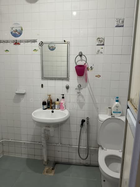 49 Hoy Fatt Road, 49 Hoy Fatt Road, 3 Bedrooms, 904 sqft, HDB Flat For Rent, by Rosalind Lim L H, 500144151 - Bathroom - PropertyGuru.com.sg