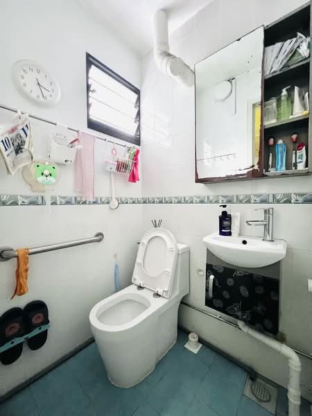 421 Ang Mo Kio Avenue 10, 421 Ang Mo Kio Avenue 10, 2 Bedrooms, 796 sqft, HDB Flat For Sale, by Bernice Ho, 500144157 - Bathroom - PropertyGuru.com.sg