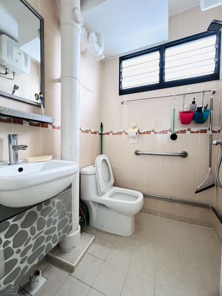 421 Ang Mo Kio Avenue 10, 421 Ang Mo Kio Avenue 10, 2 Bedrooms, 796 sqft, HDB Flat For Sale, by Bernice Ho, 500144157 - Bathroom - PropertyGuru.com.sg