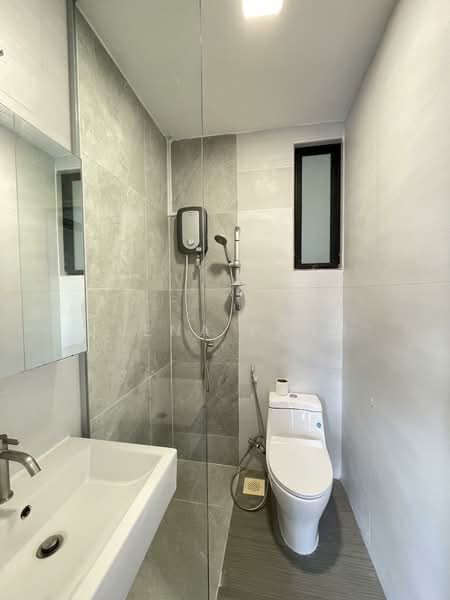 Eastpoint Green, 1 Simei Street 3, 2 Bedrooms, 904 sqft, Condominium For Rent, by Elena Pang, 500144169 - Bathroom - PropertyGuru.com.sg