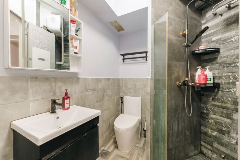 134 Edgedale Plains, 134 Edgedale Plains, 3 Bedrooms, 1,195 sqft, HDB Flat For Sale, by Lewis Chua, 500144233 - Bathroom - PropertyGuru.com.sg