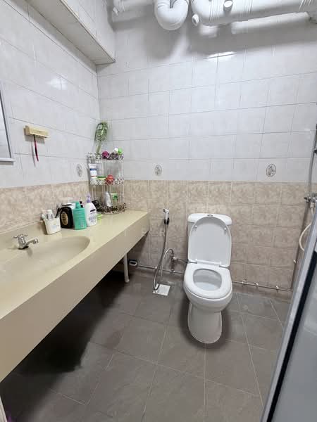 682B Jurong West Central 1, 682B Jurong West Central 1, 3 Bedrooms, 1,238 sqft, HDB Flat For Sale, by Peter Ng, 500144240 - Bathroom - PropertyGuru.com.sg