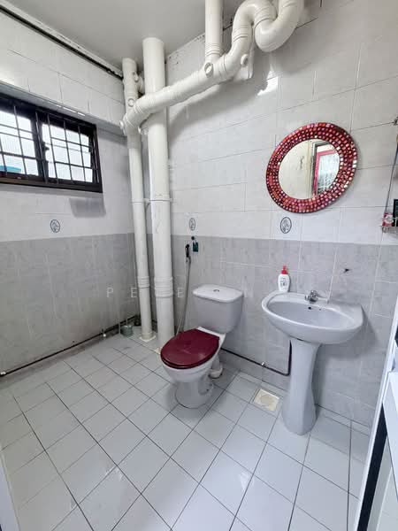 682B Jurong West Central 1, 682B Jurong West Central 1, 3 Bedrooms, 1,238 sqft, HDB Flat For Sale, by Peter Ng, 500144240 - Bathroom - PropertyGuru.com.sg