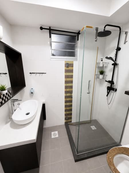 672B Edgefield Plains, 672B Edgefield Plains, 3 Bedrooms, 700 sqft, HDB Flat For Sale, by Jade Low, 500144247 - Bathroom - PropertyGuru.com.sg