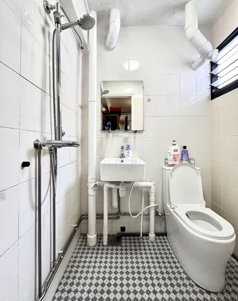 374 Clementi Avenue 4, 374 Clementi Avenue 4, 2 Bedrooms, 732 sqft, HDB Flat For Sale, by Brandon Lau Zi Yang, 500144274 - Bathroom - PropertyGuru.com.sg