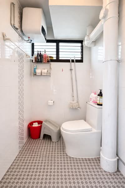 374 Clementi Avenue 4, 374 Clementi Avenue 4, 2 Bedrooms, 732 sqft, HDB Flat For Sale, by Brandon Lau Zi Yang, 500144274 - Bathroom - PropertyGuru.com.sg
