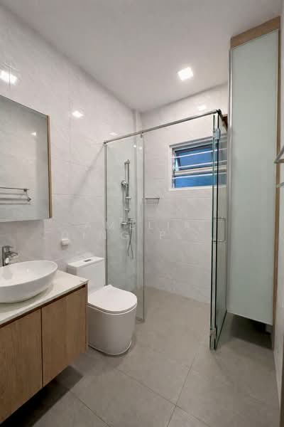 Spring Park Estate, Primrose Avenue, 4 Bedrooms, 2,200 sqft, Semi-Detached House For Rent, by Amelia Ding Pei Yi, 500144324 - Bathroom - PropertyGuru.com.sg