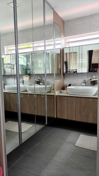 Spring Park Estate, Primrose Avenue, 4 Bedrooms, 2,200 sqft, Semi-Detached House For Rent, by Amelia Ding Pei Yi, 500144324 - Bathroom - PropertyGuru.com.sg