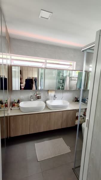 Spring Park Estate, Primrose Avenue, 4 Bedrooms, 2,200 sqft, Semi-Detached House For Rent, by Amelia Ding Pei Yi, 500144324 - Bathroom - PropertyGuru.com.sg