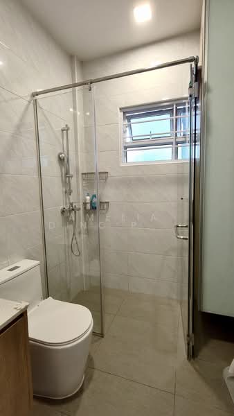 Spring Park Estate, Primrose Avenue, 4 Bedrooms, 2,200 sqft, Semi-Detached House For Rent, by Amelia Ding Pei Yi, 500144324 - Bathroom - PropertyGuru.com.sg