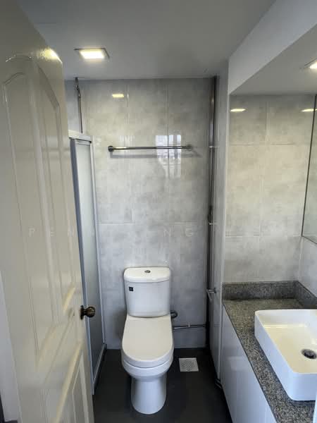 Shelford Regency, 65 Shelford Road, 2 Bedrooms, 883 sqft, Condominium For Rent, by Penny Ang 洪微霖, 500144331 - Bathroom - PropertyGuru.com.sg