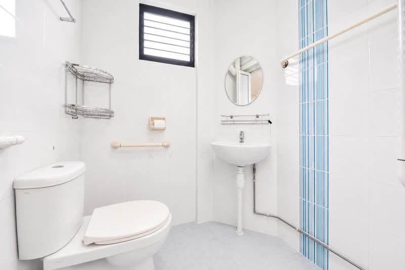 248 Jurong East Street 24, 248 Jurong East Street 24, 3 Bedrooms, 1,012 sqft, HDB Flat For Sale, by Sky Chiu, 500144334 - Common Bathroom - PropertyGuru.com.sg
