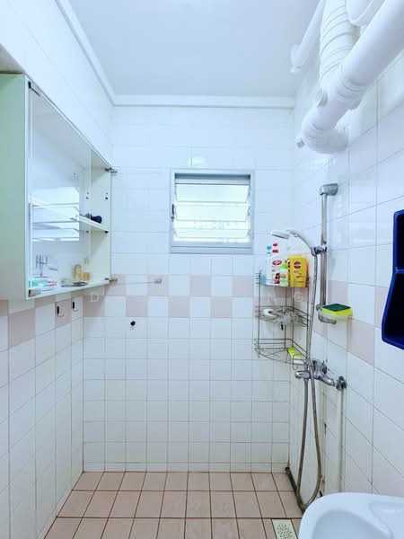 668A Jurong West Street 64, 668A Jurong West Street 64, 3 Bedrooms, 926 sqft, HDB Flat For Rent, by Don Cheng, 500144397 - Bathroom - PropertyGuru.com.sg