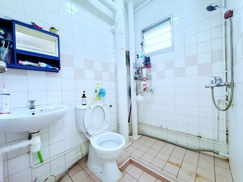 668A Jurong West Street 64, 668A Jurong West Street 64, 3 Bedrooms, 926 sqft, HDB Flat For Rent, by Don Cheng, 500144397 - Bathroom - PropertyGuru.com.sg