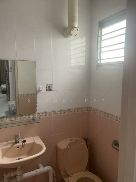 320 Clementi Avenue 4, 320 Clementi Avenue 4, 2 Bedrooms, 896 sqft, HDB Flat For Rent, by Samuel Pay, 500144421 - Bathroom - PropertyGuru.com.sg