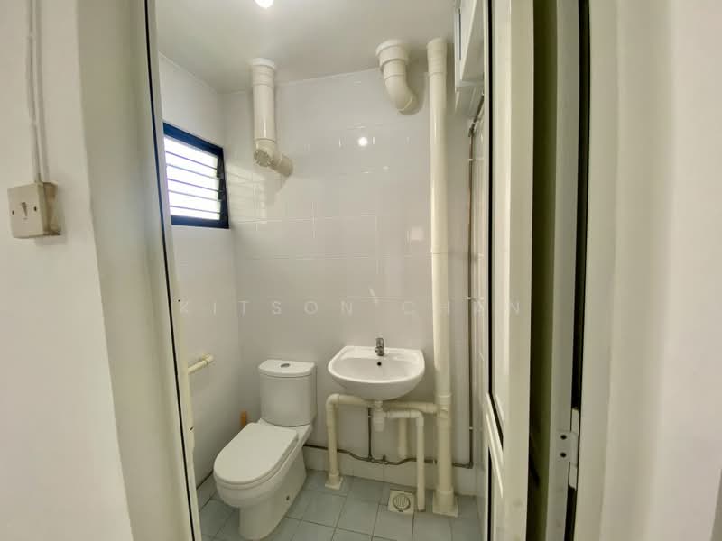 141 Jalan Bukit Merah, 141 Jalan Bukit Merah, 2 Bedrooms, 732 sqft, HDB Flat For Sale, by Kitson Chan, 500144431 - Bathroom - PropertyGuru.com.sg