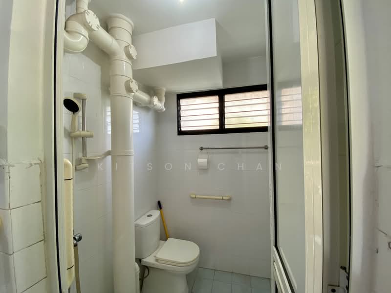 141 Jalan Bukit Merah, 141 Jalan Bukit Merah, 2 Bedrooms, 732 sqft, HDB Flat For Sale, by Kitson Chan, 500144431 - Bathroom - PropertyGuru.com.sg