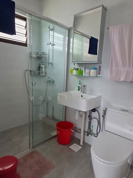 210 Petir Road, 210 Petir Road, 4 Bedrooms, 1,421 sqft, HDB Flat For Sale, by Agnes Teo, 500144438 - Bathroom - PropertyGuru.com.sg