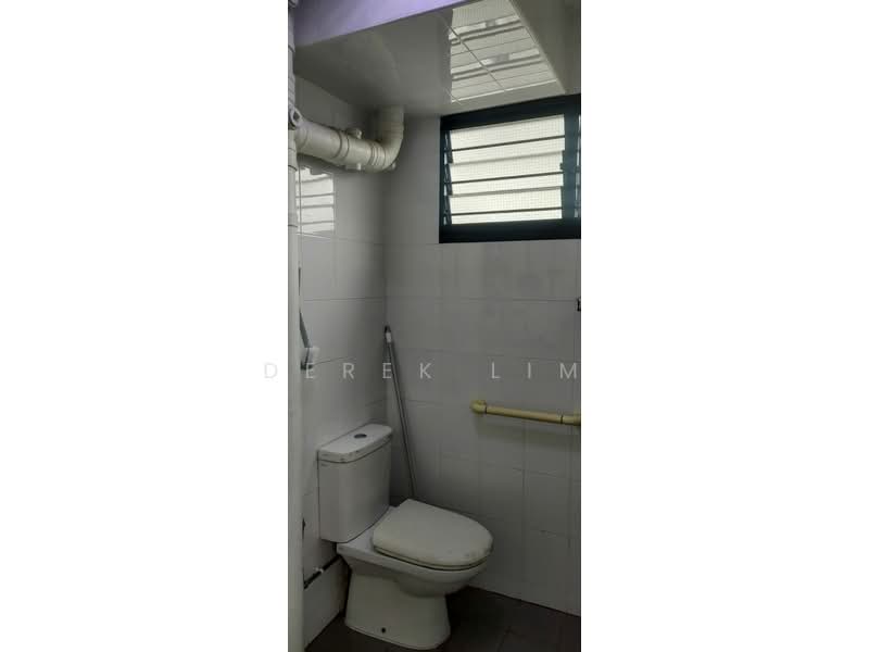 122 Geylang East Central, 122 Geylang East Central, 3 Bedrooms, 978 sqft, HDB Flat For Sale, by Derek Lim, 500144466 - Bathroom - PropertyGuru.com.sg