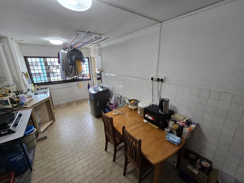 558 Ang Mo Kio Avenue 10, 558 Ang Mo Kio Avenue 10, 2 Bedrooms, 721 sqft, HDB Flat For Sale, by Damian Chia, 500144480 - Kitchen - PropertyGuru.com.sg
