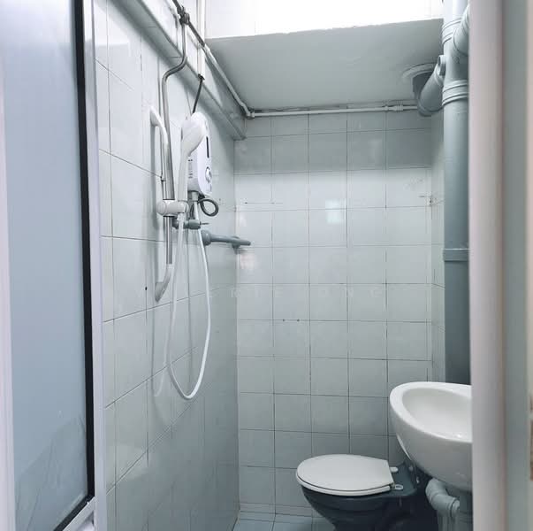 2 Upper Aljunied Lane, 2 Upper Aljunied Lane, 3 Bedrooms, 614 sqft, HDB Flat For Sale, by Valerie Ong, 500144533 - Bathroom - PropertyGuru.com.sg