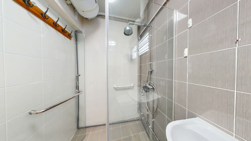 126 Tampines Street 11, 126 Tampines Street 11, 3 Bedrooms, 1,119 sqft, HDB Flat For Sale, by John Chong, 500144555 - Bathroom - PropertyGuru.com.sg