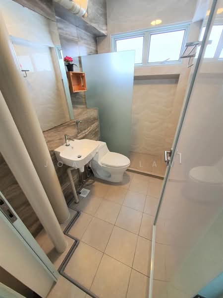 412 Choa Chu Kang Avenue 3, 412 Choa Chu Kang Avenue 3, 2 Bedrooms, 1,119 sqft, HDB Flat For Rent, by Joanne Law, 500144556 - Bathroom - PropertyGuru.com.sg