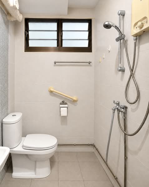 155 Ang Mo Kio Avenue 4, 155 Ang Mo Kio Avenue 4, 2 Bedrooms, 882 sqft, HDB Flat For Rent, by Roy Ezra Koh, 500144559 - Bathroom - PropertyGuru.com.sg
