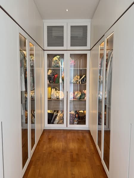 Serangoon Garden Estate, 60 Braemar Drive, 5 Bedrooms, 3,500 sqft, Terraced House For Rent, by Kenneth Lim CT, 500144569 - Walk-in wardrobe - PropertyGuru.com.sg