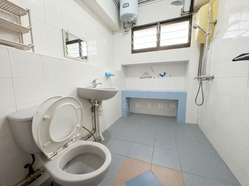 331 Tah Ching Road, 331 Tah Ching Road, 4 Bedrooms, 1,496 sqft, HDB Flat For Sale, by John Cheng, 500144601 - Bathroom - PropertyGuru.com.sg